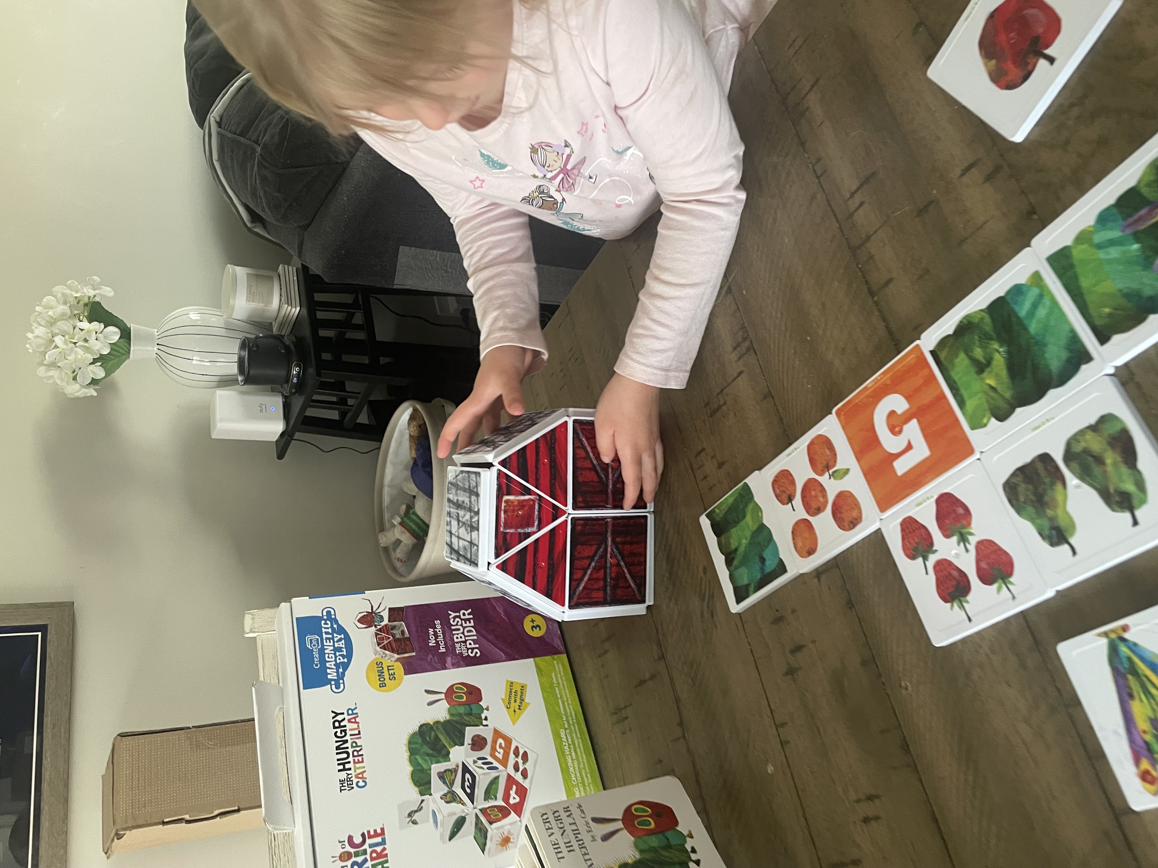 送料無料 店舗 Eric Carle CreateOn | Sets Structure Tile Magnetic 知育玩具